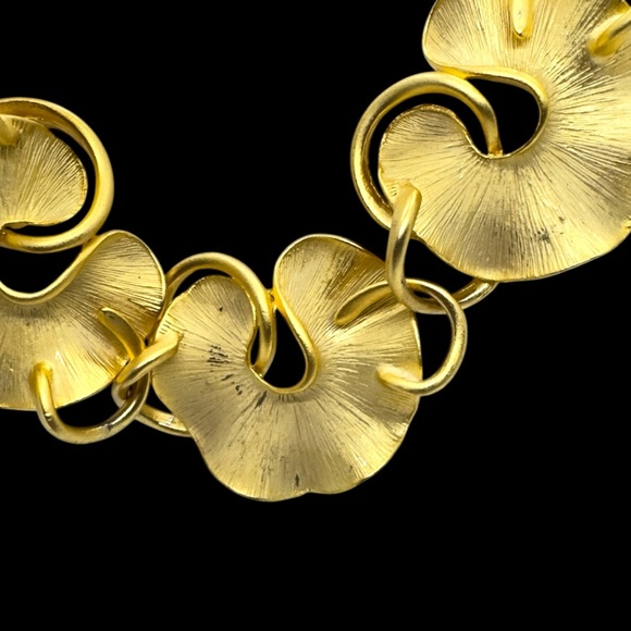 Vintage Chunky Gold Tone Lily Pad/Lotus Leaf Statement Necklace - Picture 9 of 10